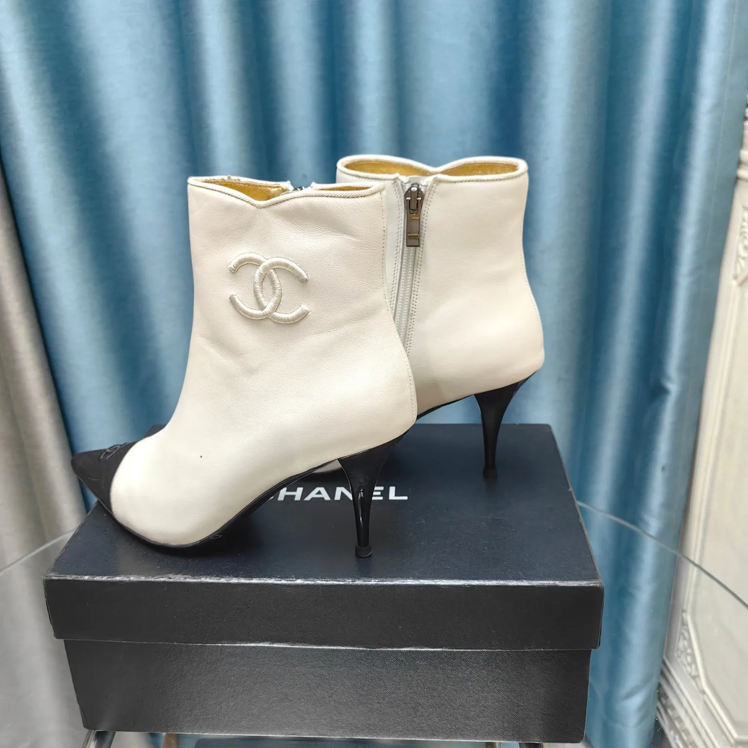 👟👟Ex-factory price 700👟👟Chanel 24B new pointed toe double C embroidered short boots Super handsome shoe shape😎 Cowhide upper, sheepskin lining, genuine leather outsole, 8cm heel height, Size: 35-39, other sizes can be customized